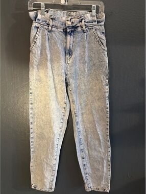 Amisu Women's High-Waisted Mom Jeans Blue and White Denim